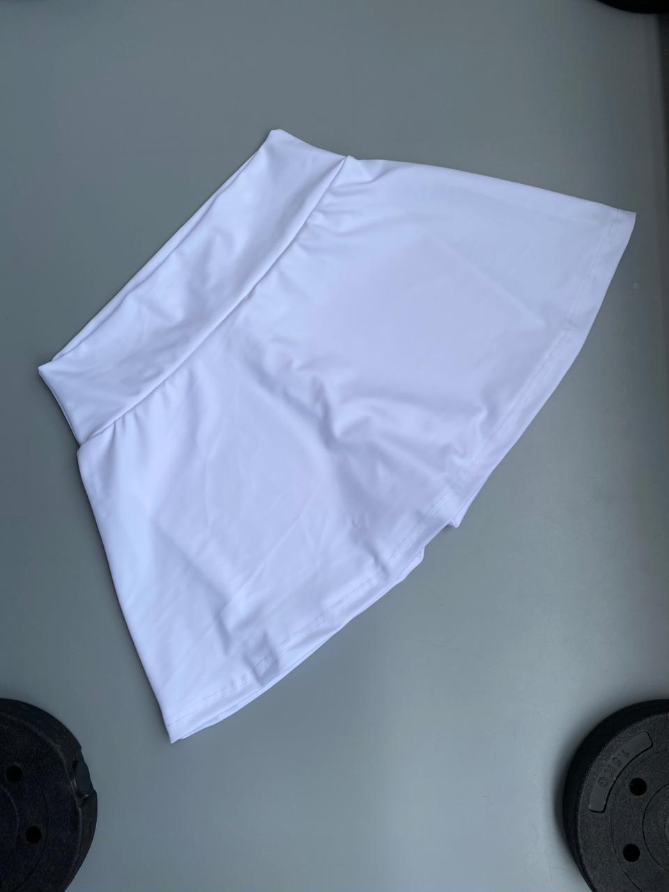 Falda short ajustada deportiva